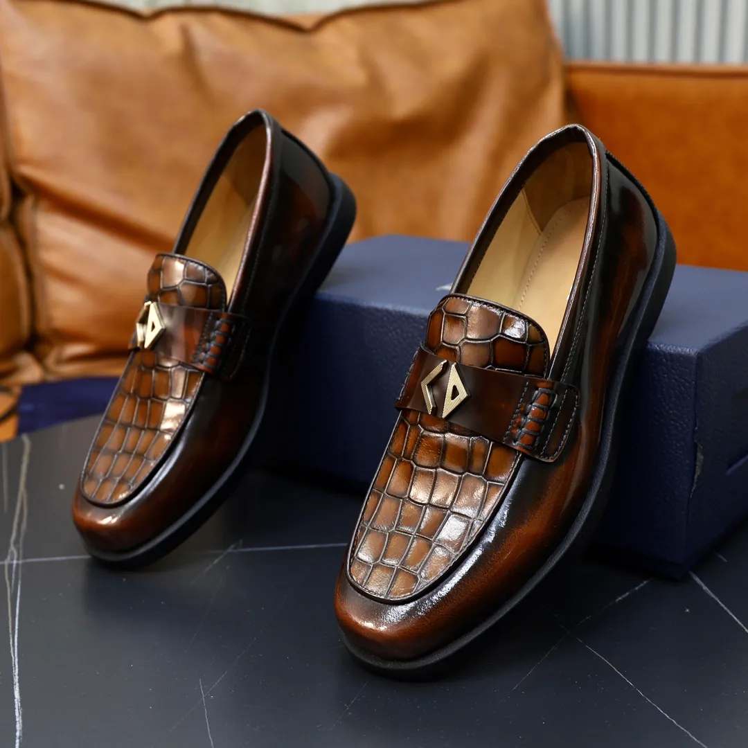Ex-factory price: 540🙅‍♂️🙅‍♂️🙅‍♂️ Brand: Dior DIOR Standard code: Men's code 38/44 (45 can be customized) Grade: Same as the official website Material: Original cowhide stitching, cowhide lining, original TPU wear-resistant soft outsole Style categories: Leisure and sports version, footwear for driving, young fashion, European and American trends, British style Color: actual picture color